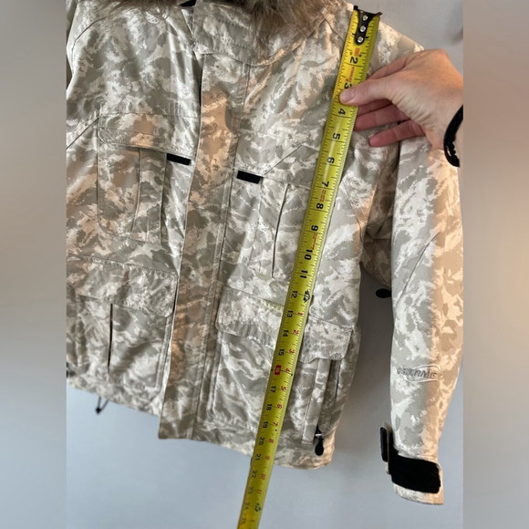 Obermeyer, juniors 8, possibly women’s XS, hooded snowboard outdoor coat camo - Picture 7 of 8